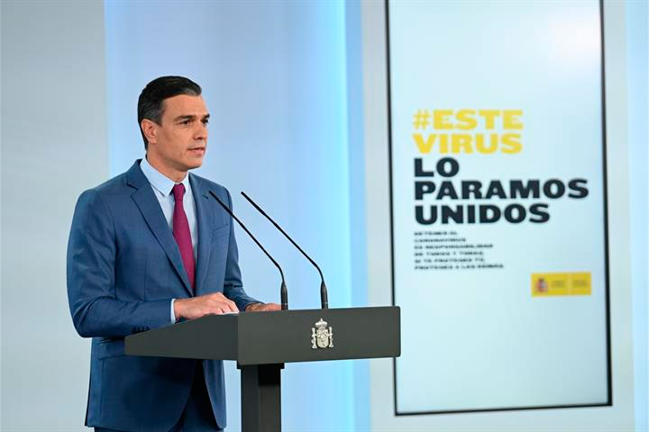 El secretario general del PSOE y presidente del Gobierno, Pedro Sánchez, durante la declaración institucional en la que ha dado a conocer la nueva composición del Gobierno