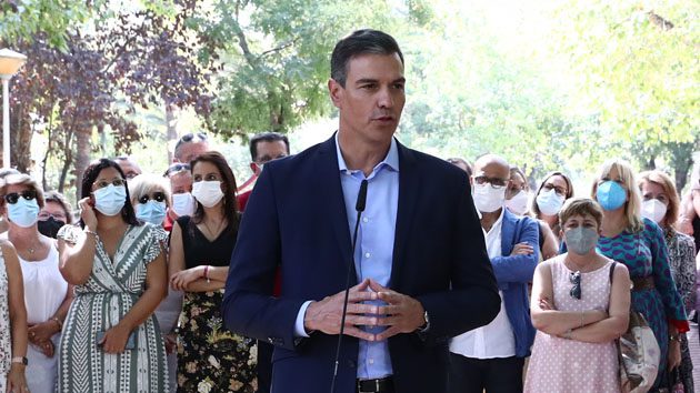 Pedro Sánchez durante las declaraciones realizadas tras visitar el Hogar de Mayores de Navalmoral de la Mata