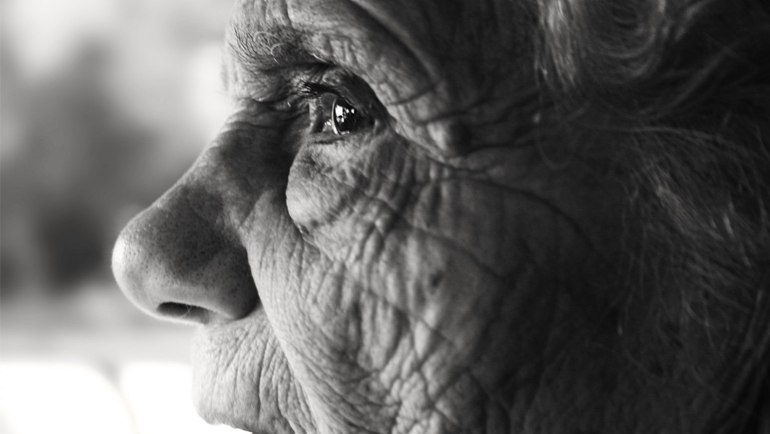 La soledad no deseada se vive o se siente en todas las edades y en todas las realidades económicas y sociales, aunque impacta especialmente en grupos de personas de más edad, especialmente en los mayores de 75/80 años.